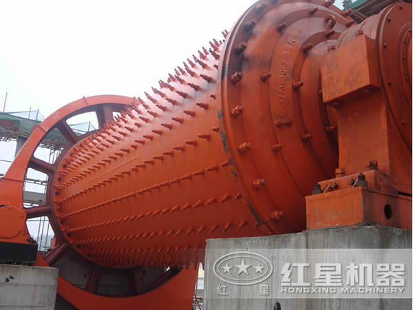 萤石矿球磨机工作现场