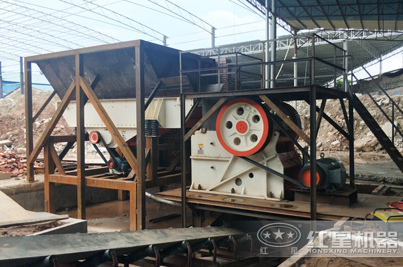 颚式碎石机工作现场图片