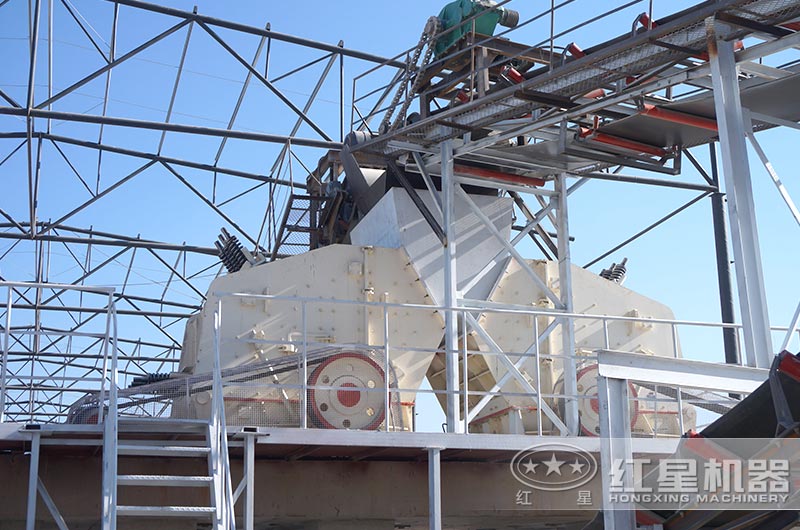 山东客户两台1315反击破碎机工作现场