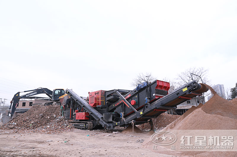 履带式移动破碎机工作现场图片