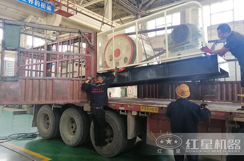 对辊制砂机装车、准备发货