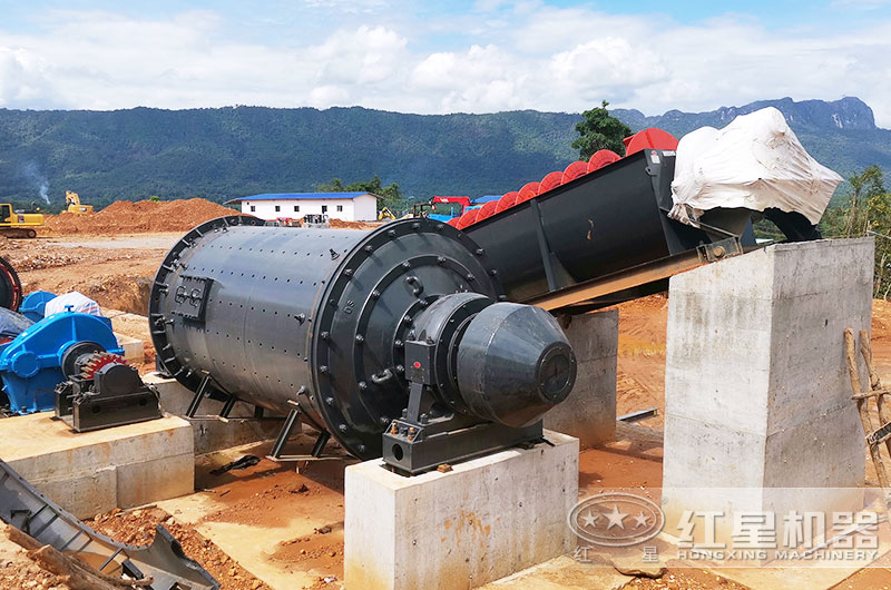 新型球磨机工作现场图片