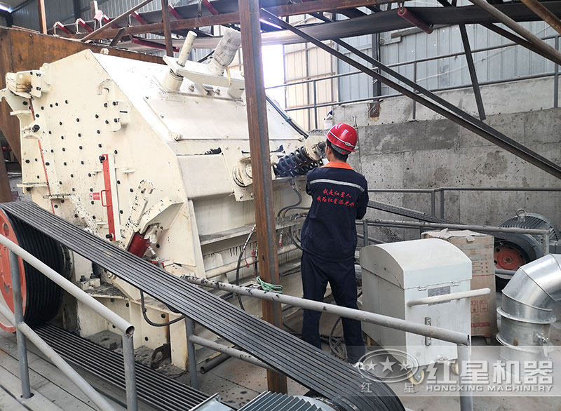 红星机器售后人员现场检查设备