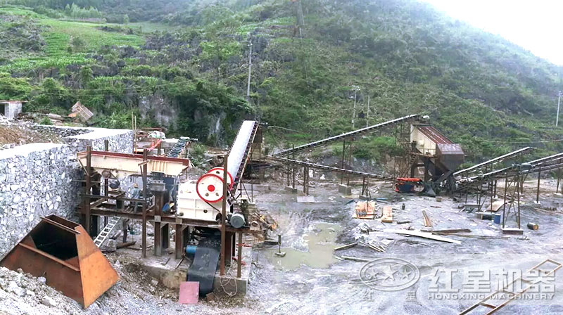 颚式破碎机细碎加工作业现场