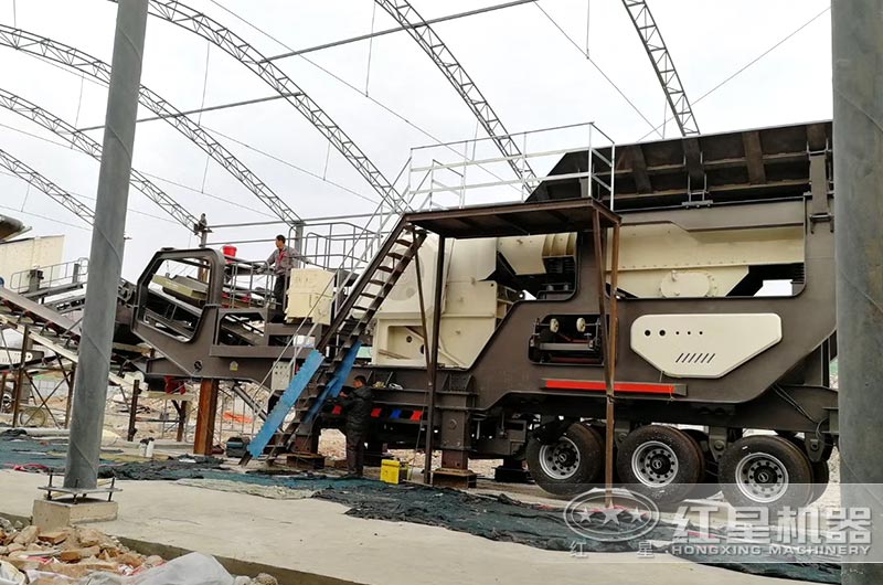 颚式移动破碎站工作现场图片