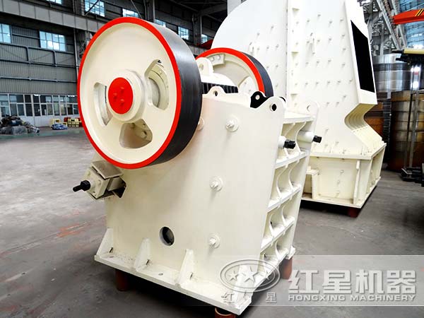 鄂式破碎机背面
