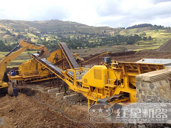 工作中的移动破碎站