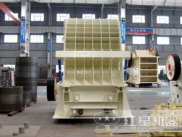 不同角度下的反击式粉碎机