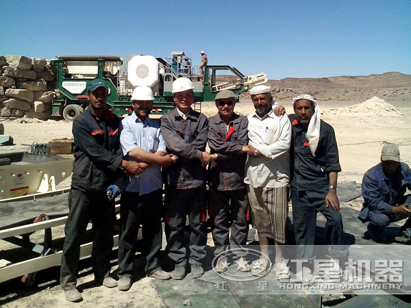 移动碎石机生产现场客户留影