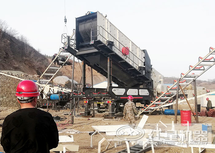 再硬的石头，在这台流动碎石机下也变成了规整的石子