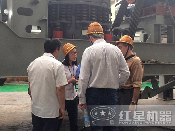 河北时产100方石料移动破碎机多少钱一台，能出多大料？