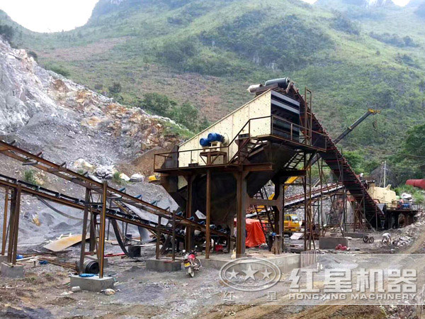 生产线中的筛分输送设备