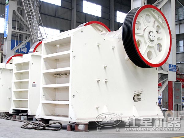 粉碎花岗岩选用750颚破机，效果不错，性价比更高