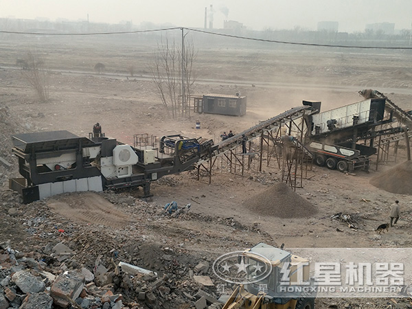 客户来厂参观履带汽车移动磕石机