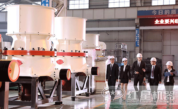 技术经理全程陪同用户参观单缸圆锥破碎机