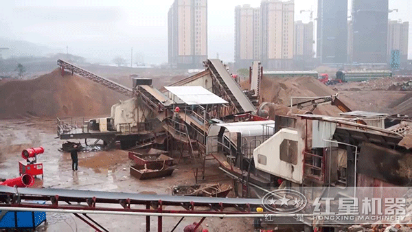 配有除尘设备的小型移动轧石机破碎现场