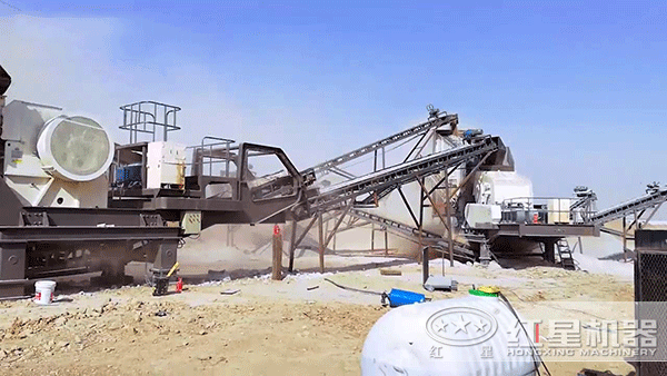 正在生产砂石骨料的移动破碎车