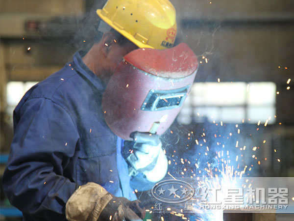 反击破碎机生产车间