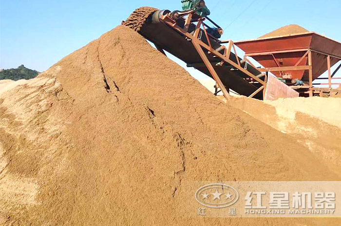 大型石料粉碎机粉成的大量机制沙