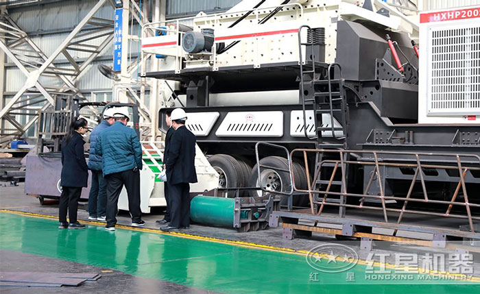 技术经理陪同用户参观流动石料加工设备
