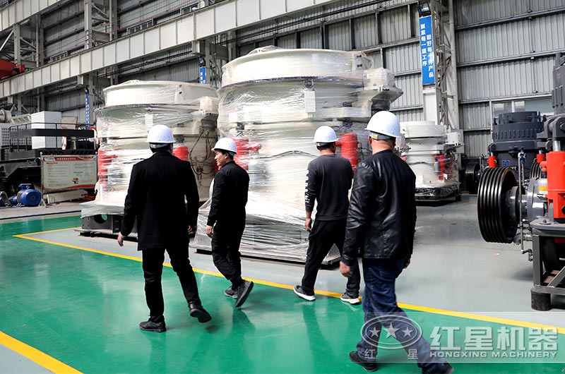 山东用户来厂考察鹅卵石破碎石子设备