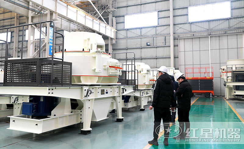 王先生在朋友和技术经理的陪同下考察HVI制砂机