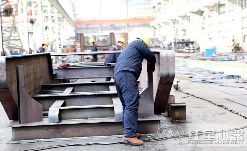 红星青石移动磕石机生产车间