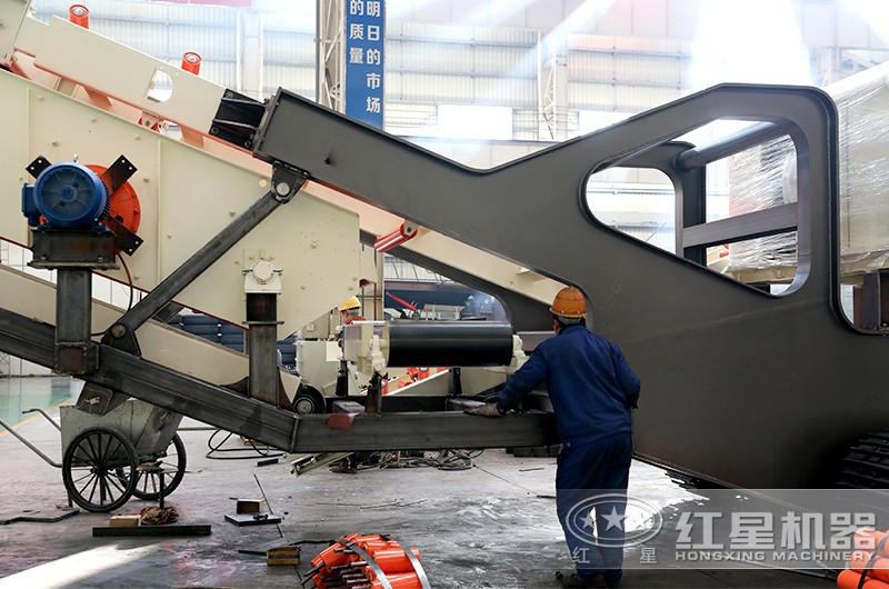 红星技术工人在熟练的生产移动磕石机