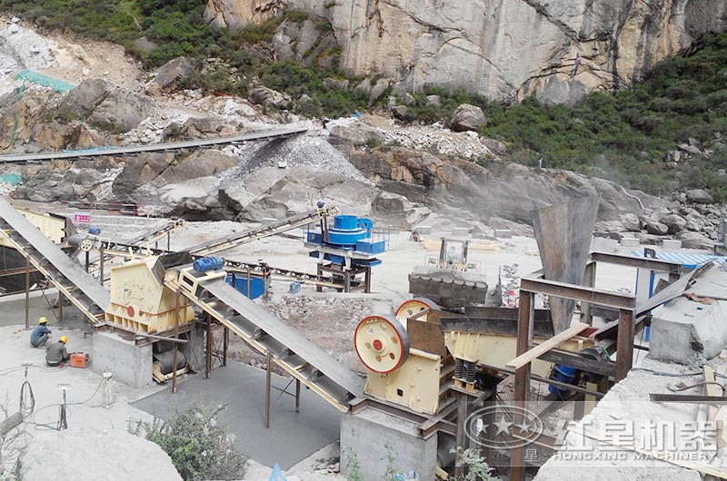 颚式破碎机、反击破碎机、制沙机三机制沙现场