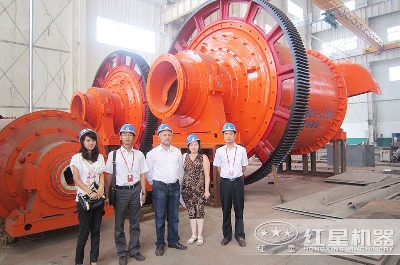 客户来河南红星考察球磨机