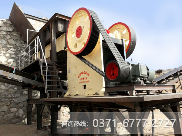 石膏颚式破碎机作业现场