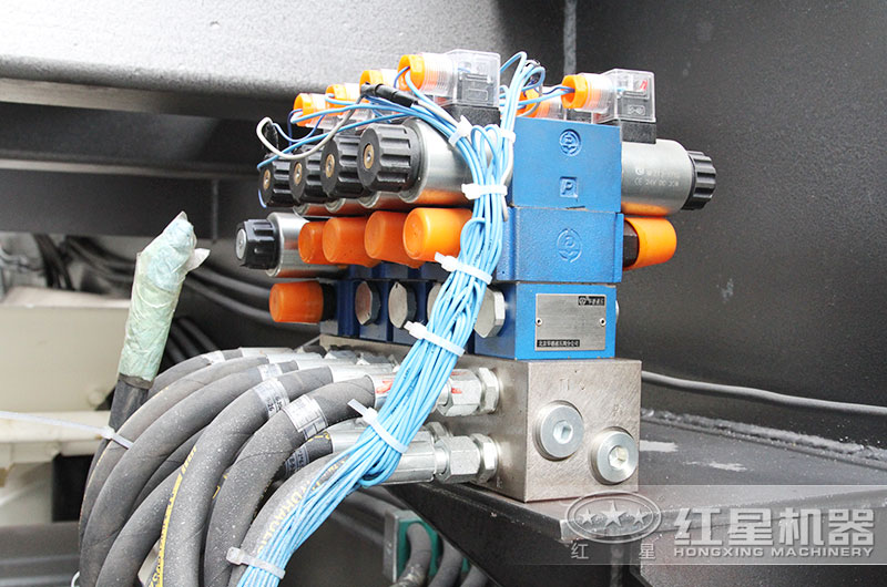 电动机带动下机器各个部分的线路的控制柜