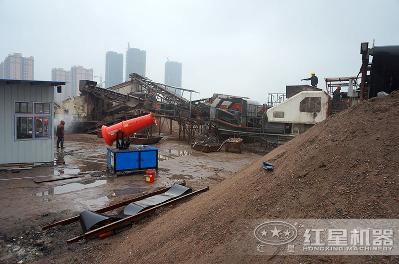 配置喷淋装置的移动石子破碎机生产现场