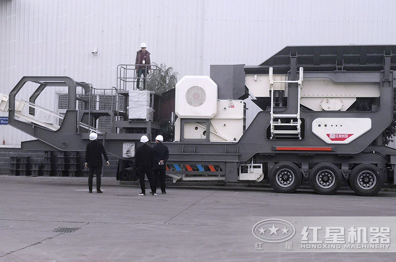 客户来厂参观移动颚破机