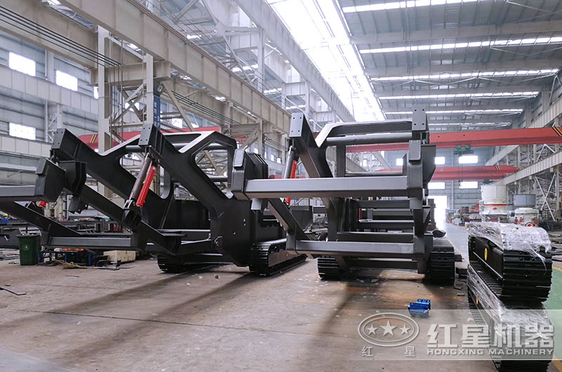 履带式移动粉石子机生产车间