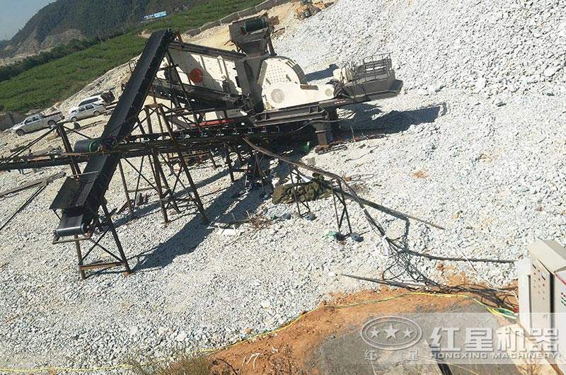 调节好转速的移动锤式破碎机生产现场