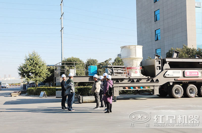 浙江嘉兴用户来厂考察环保移动石子破碎机