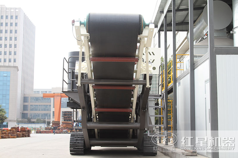 移动石子破碎站已经开去躲雨了，您的砂石设备还泡在水里吗？