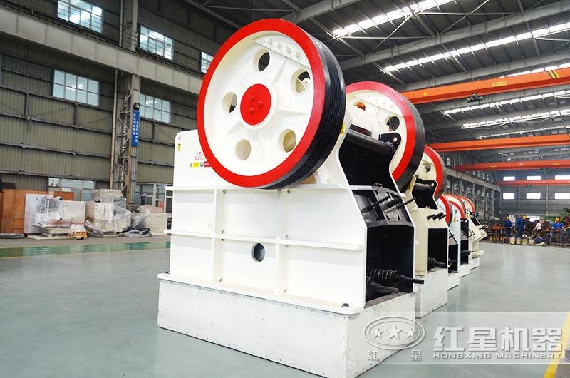 PE900*1200鄂式碎石机产量大概多少？能破碎水泥块吗？