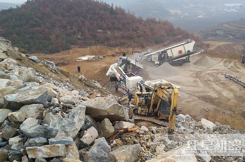 大型履带移动式碎石机生产现场