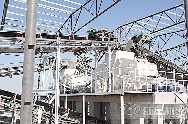 反击式破碎机工作现场