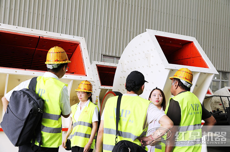 河北用户来厂参观考察煤矸石破碎机