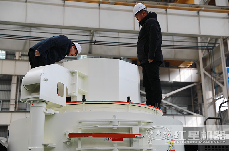 客户在认真考察制沙机进料口