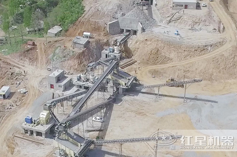 石头粉碎机生产青石石子现场
