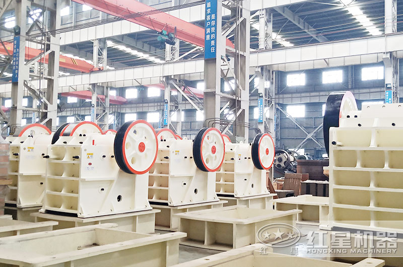 日产2000吨石子的颚式破碎机生产车间