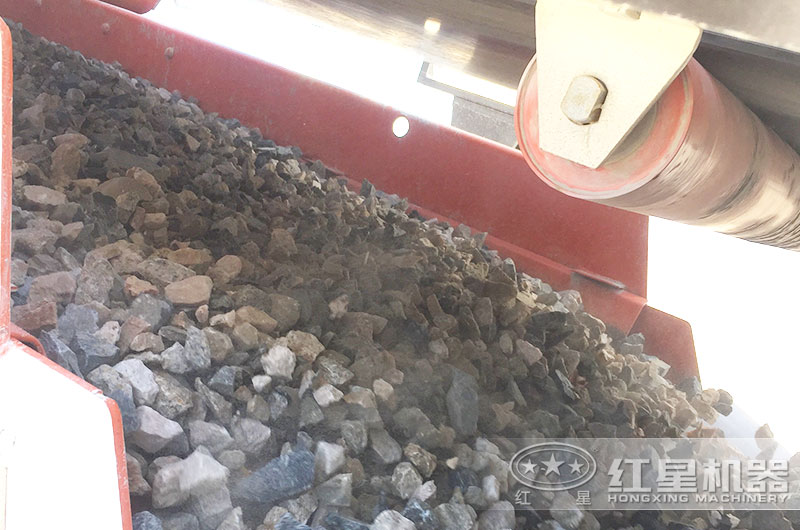 作业中的履带移动筛分机