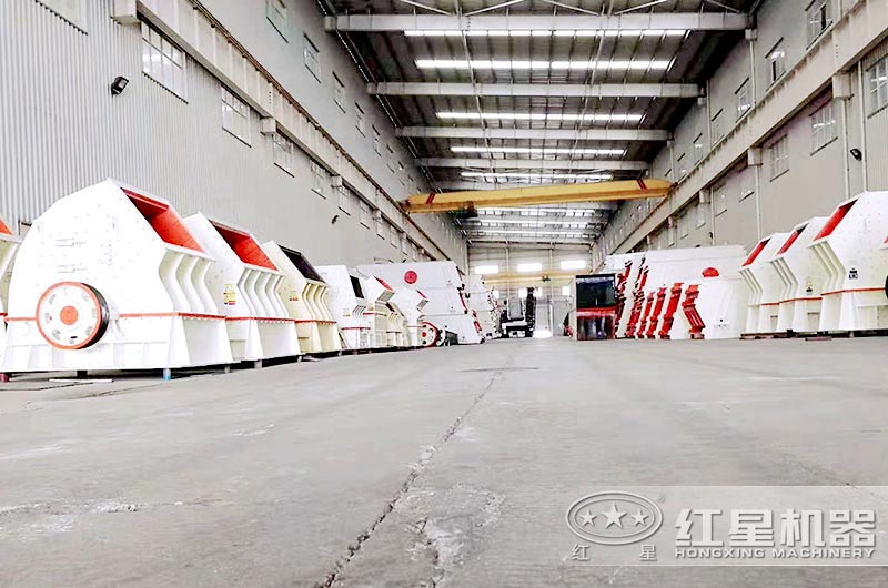 一次成型的锤式碎石机生产车间