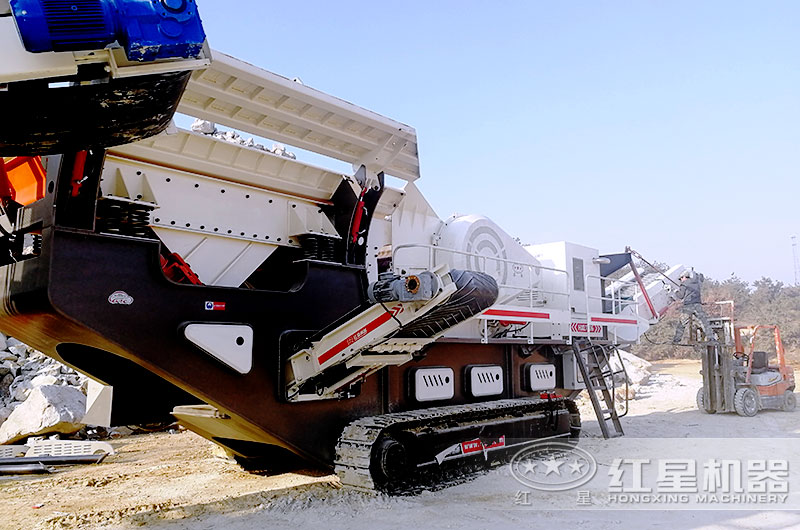 移动履带碎石机已经开到破碎现场