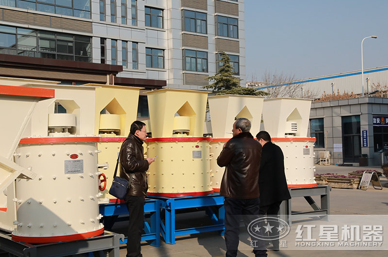 客户来厂参观复合式碎砂机