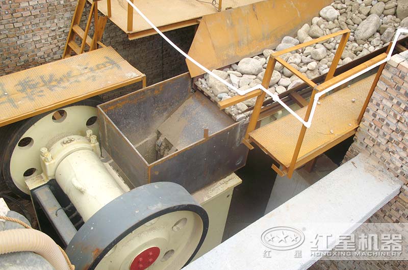 头破碎沙设备颚破处理鹅卵石现场